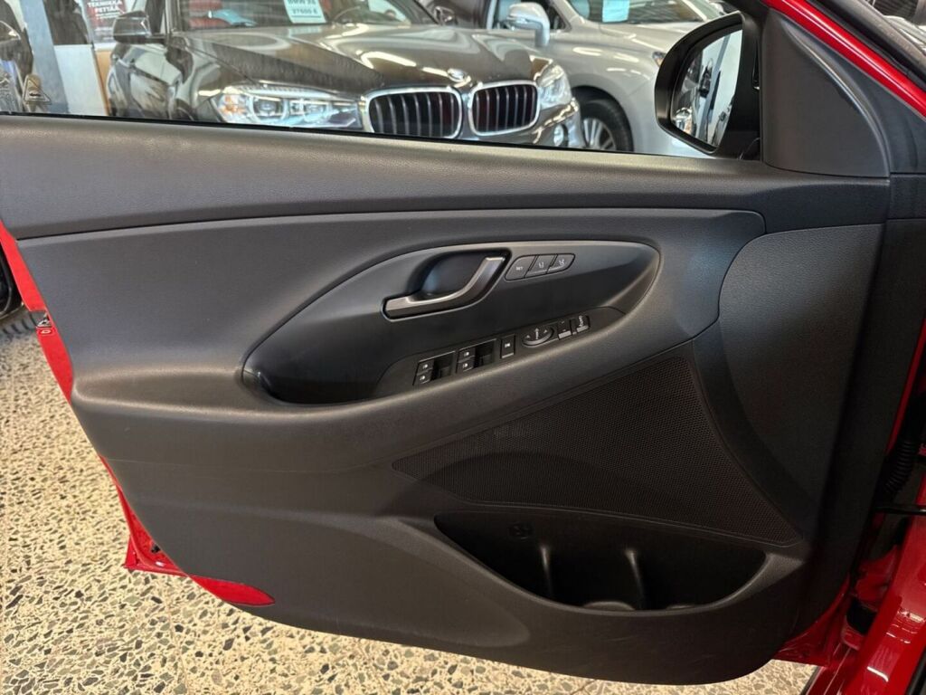 Hyundai i30 5d 2019 Punainen