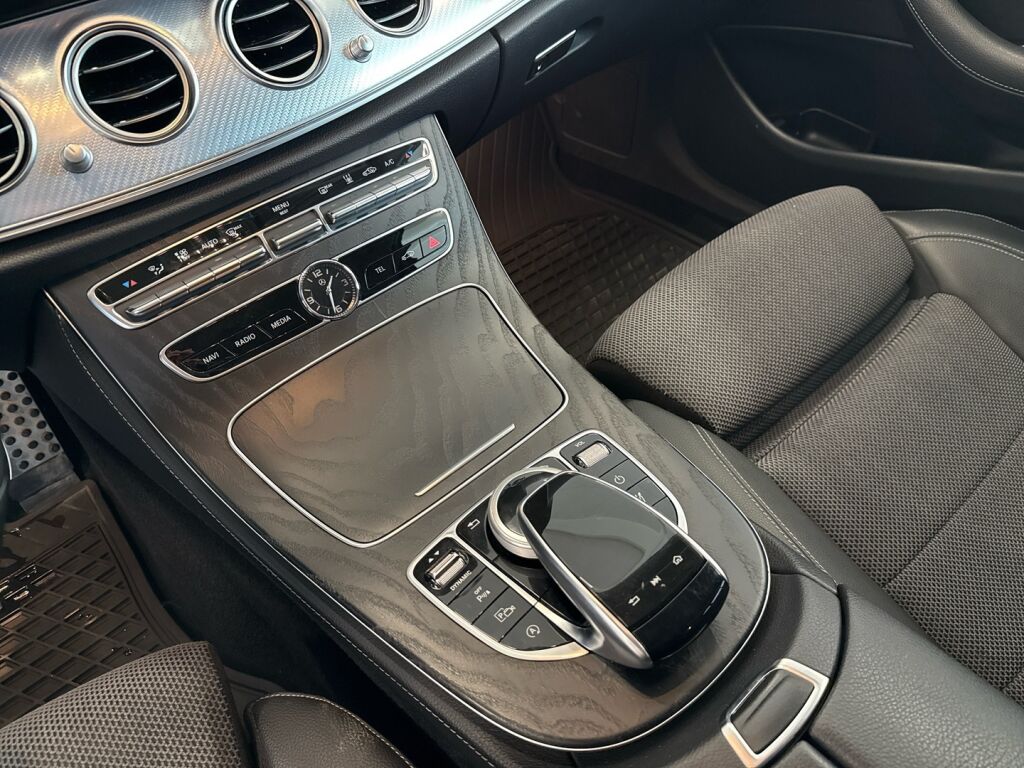 Mercedes-Benz E 2020 Musta