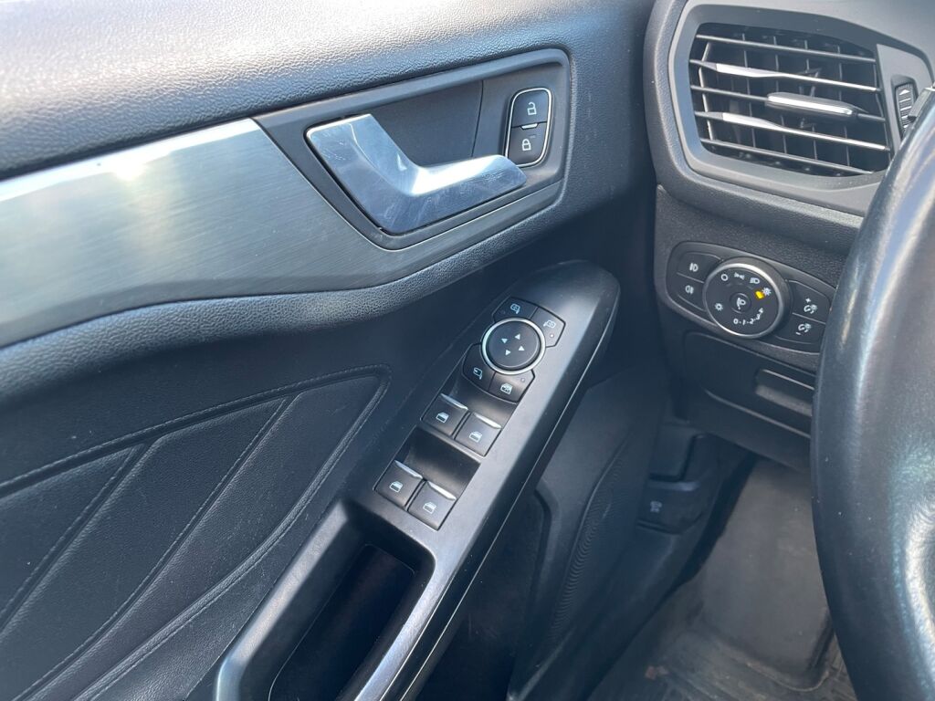Ford Focus 2020 Punainen