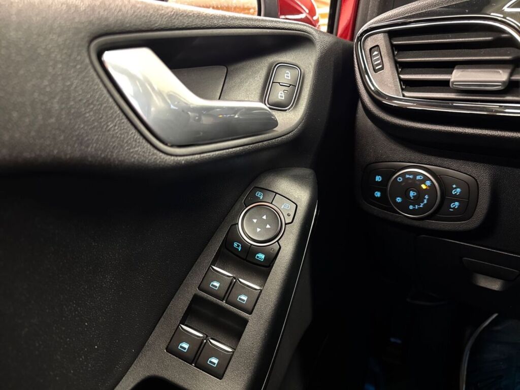 Ford Fiesta 2020 Punainen