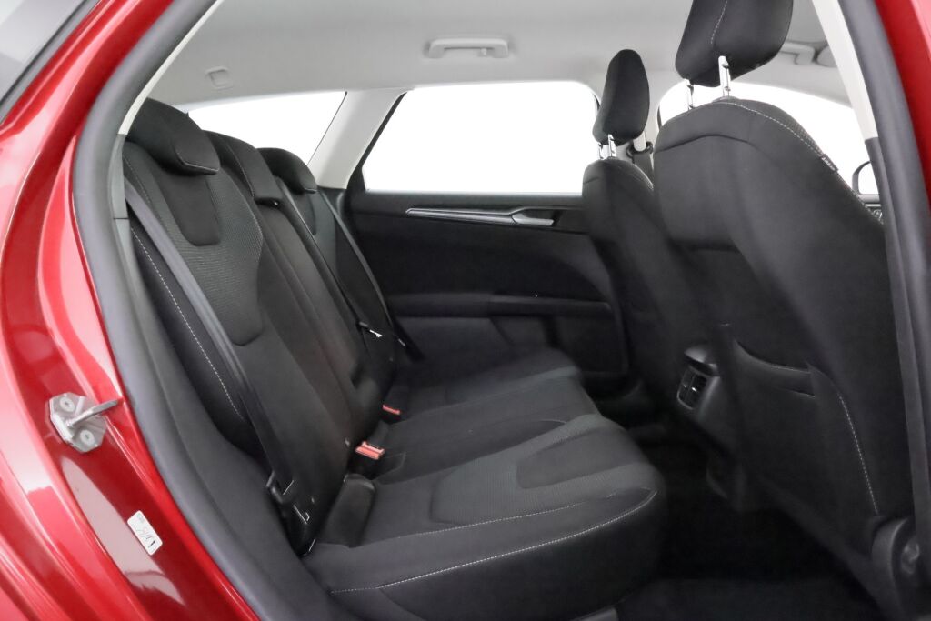 Ford Mondeo 2020 Punainen