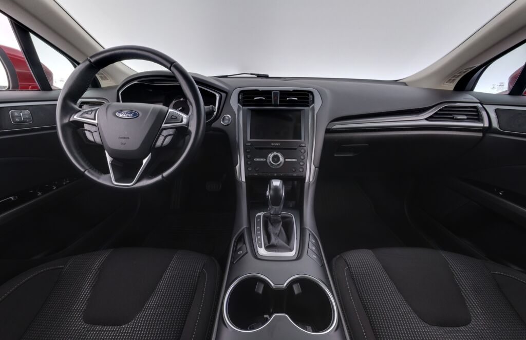 Ford Mondeo 2020 Punainen