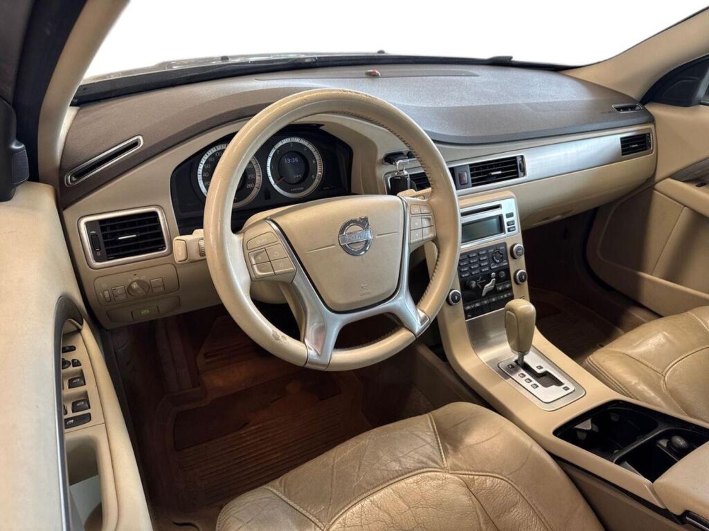 Volvo V70 2010 Harmaa