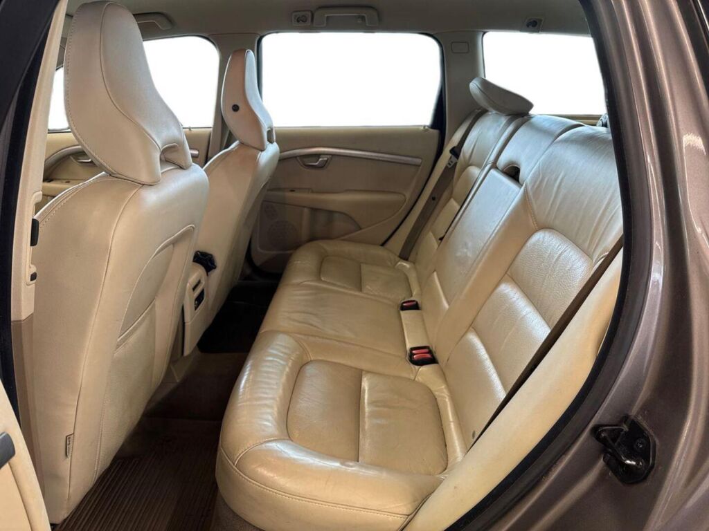 Volvo V70 2010 Harmaa