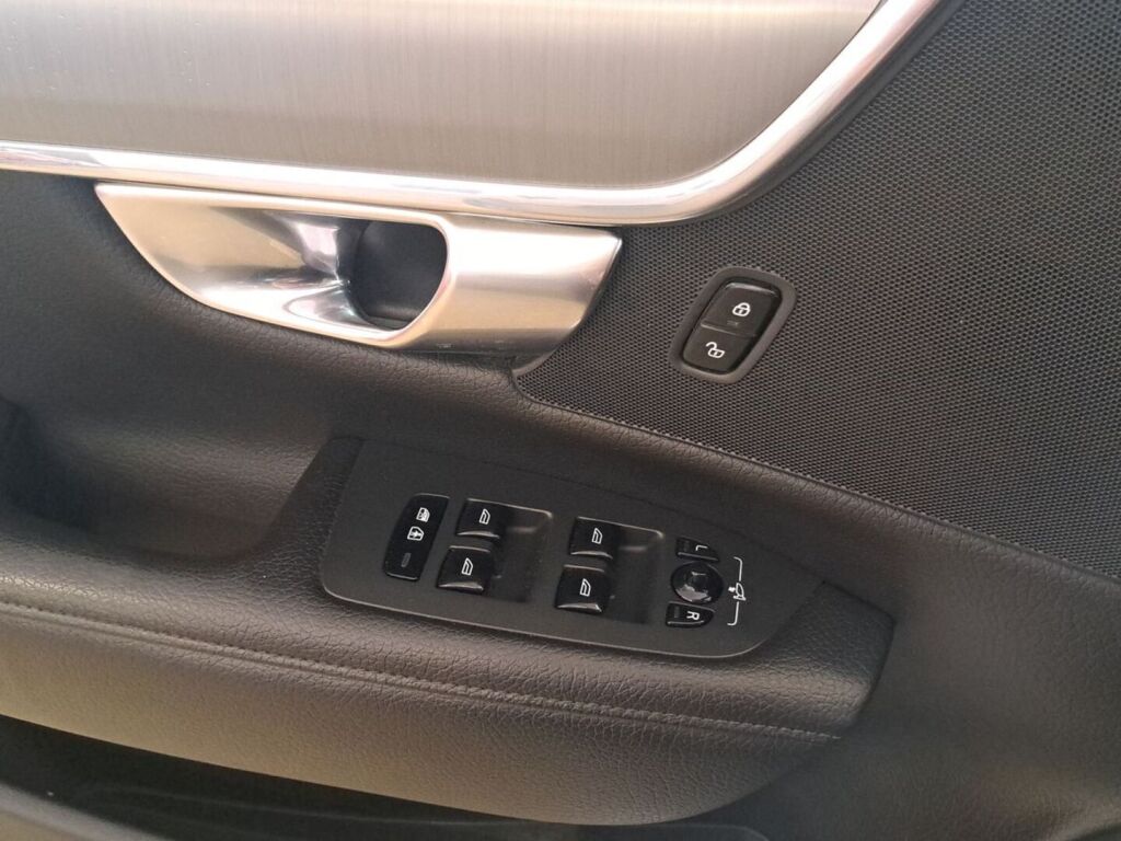 Volvo V90 2021 Musta