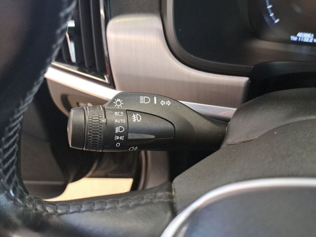 Volvo V90 2021 Musta