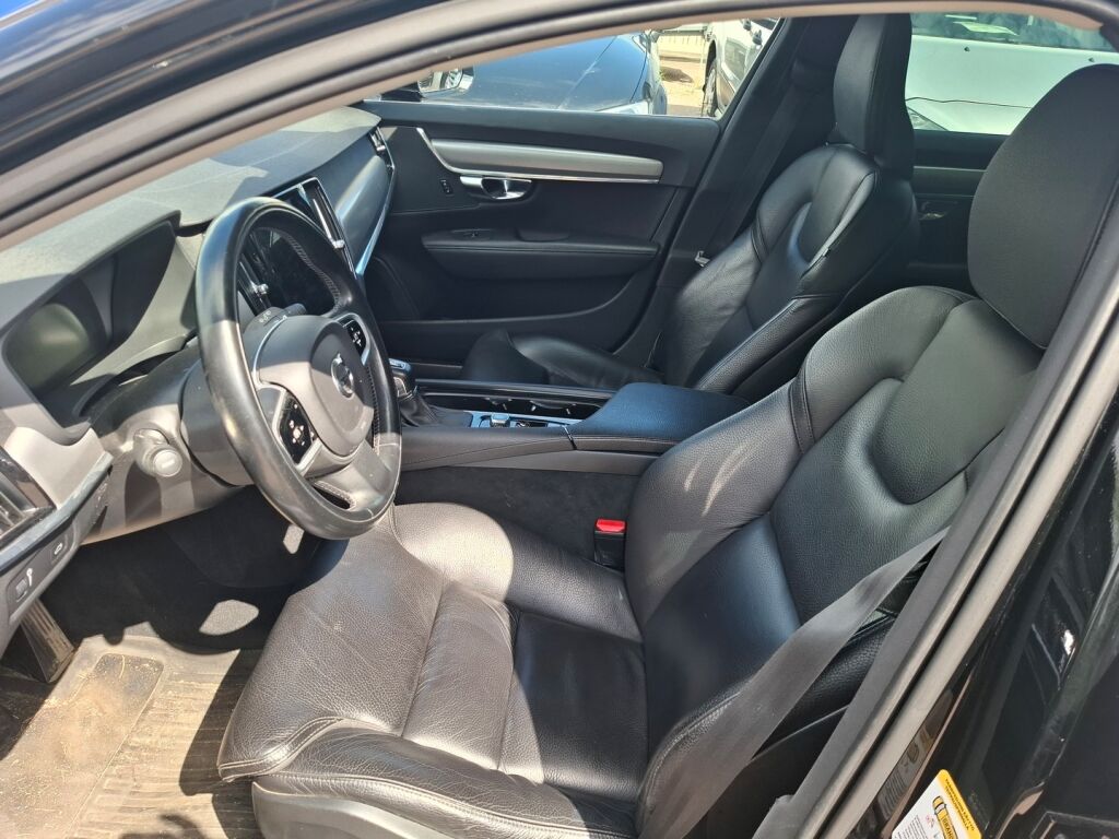 Volvo V90 2021 Musta