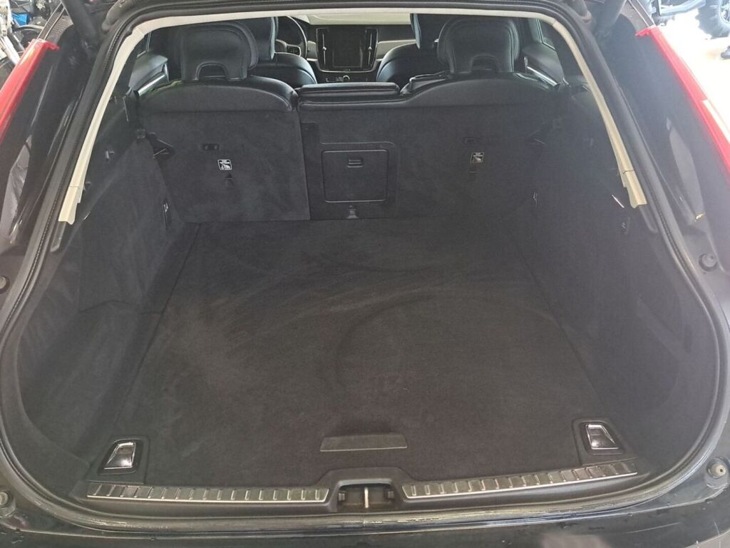 Volvo V90 2021 Musta