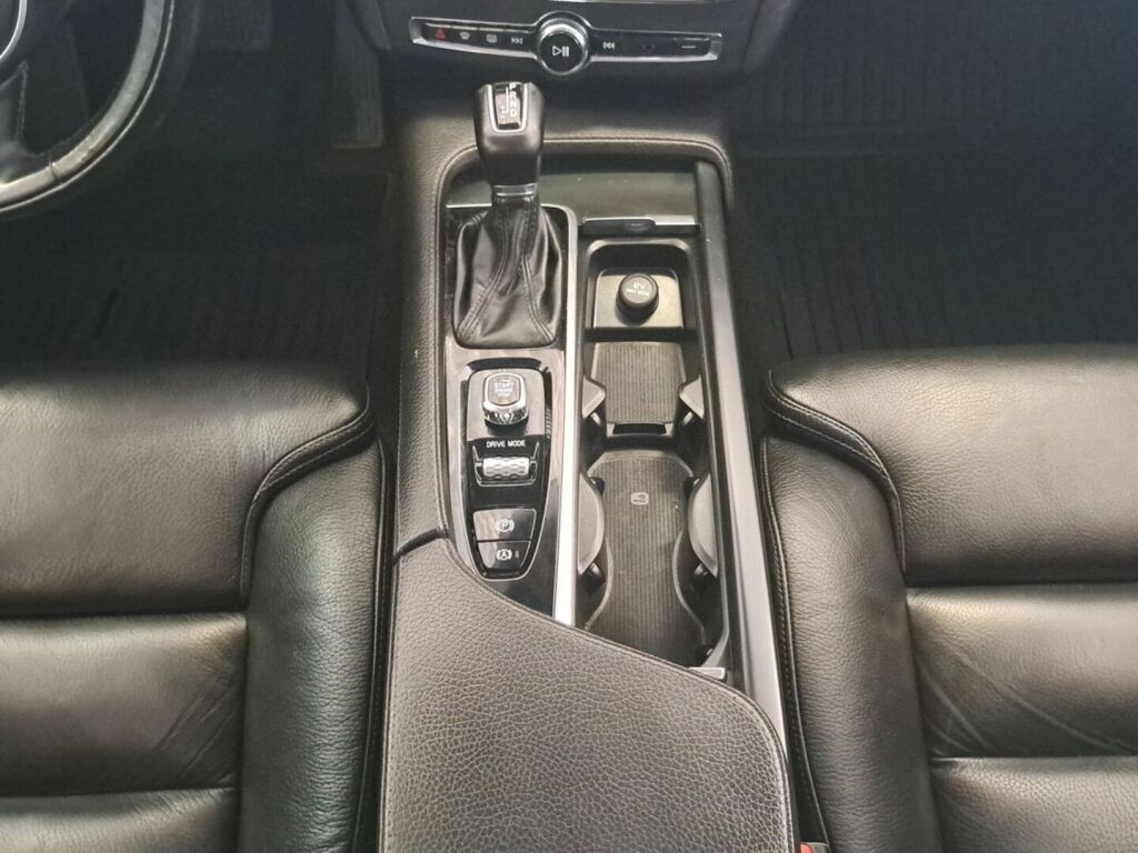 Volvo V90 2021 Musta