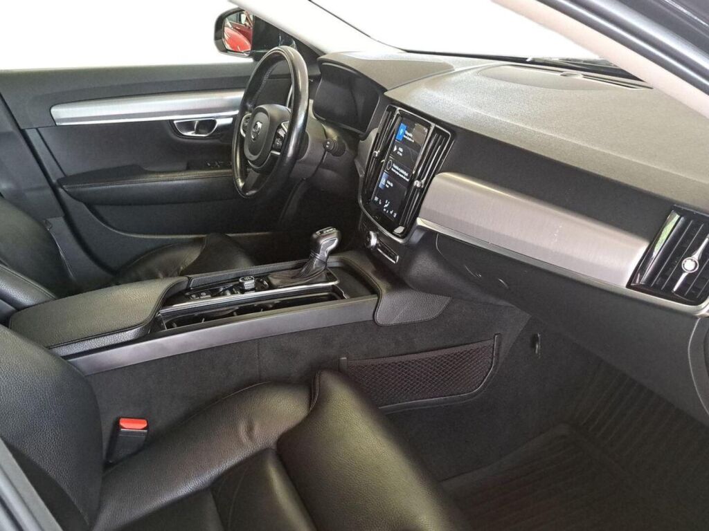 Volvo V90 2021 Musta