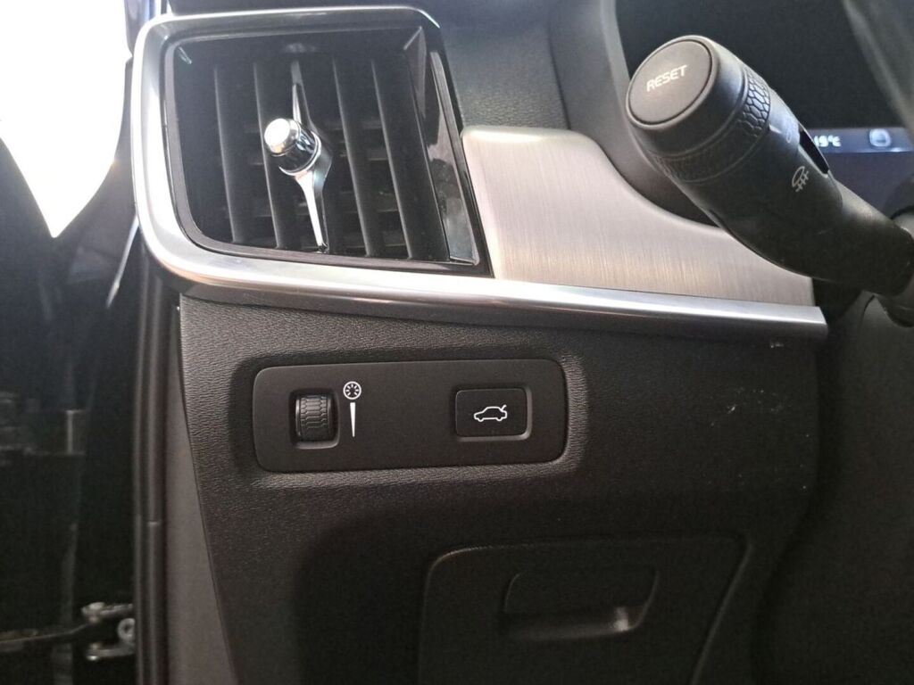 Volvo V90 2021 Musta