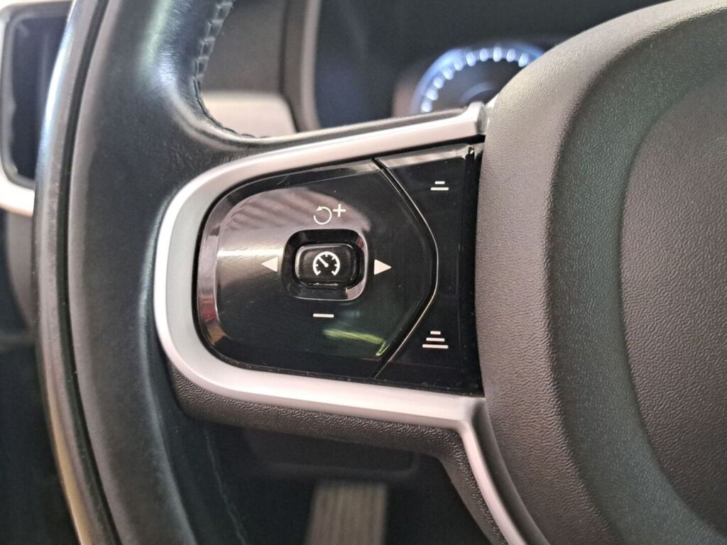Volvo V90 2021 Musta