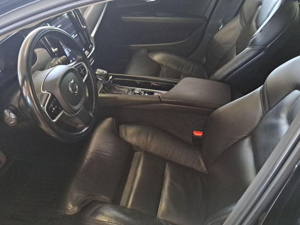 Volvo V90 2021 Musta