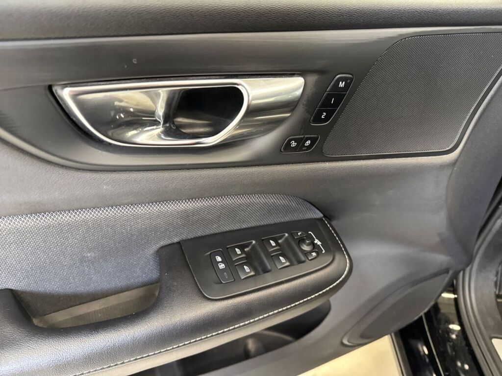 Volvo S60 2020 Musta