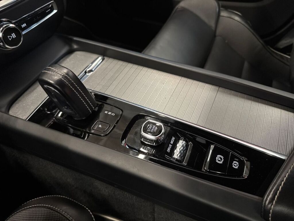 Volvo S60 2020 Musta