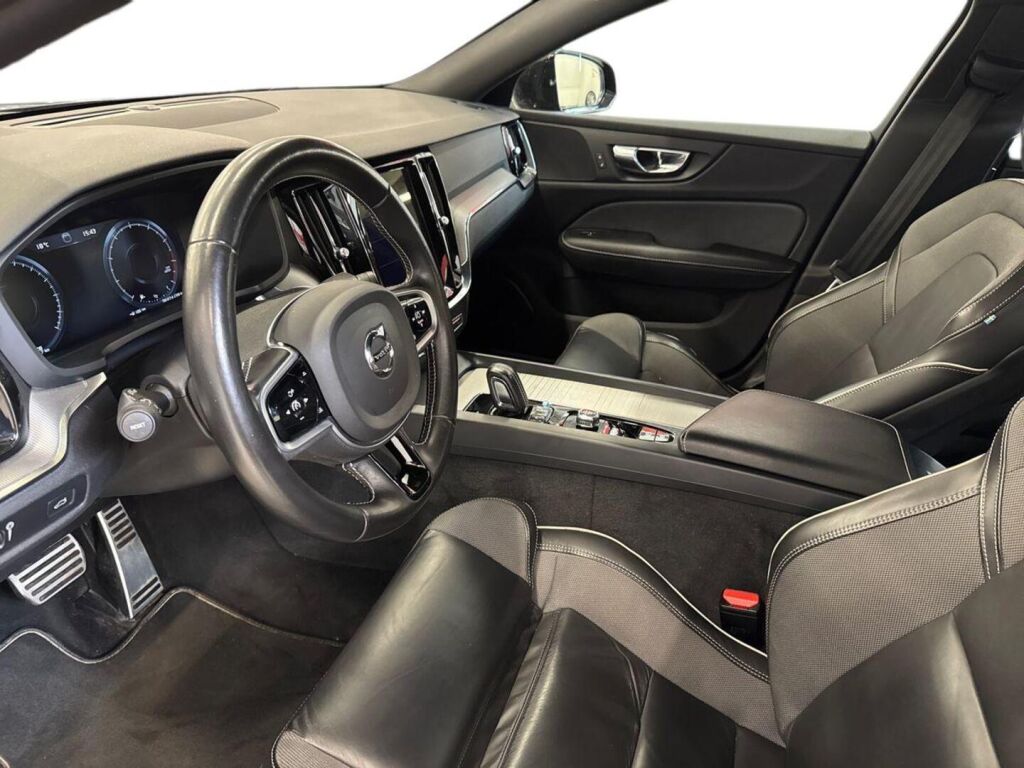 Volvo S60 2020 Musta