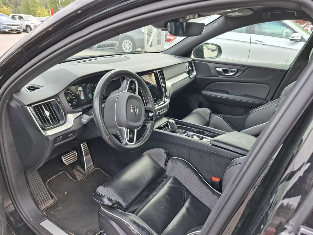 Volvo S60 2020 Musta