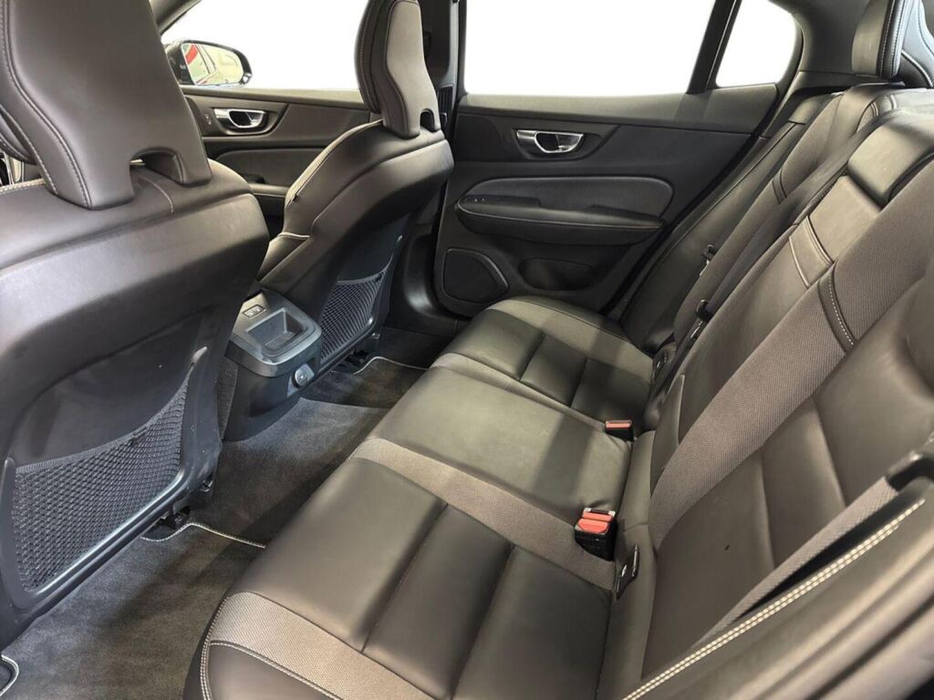 Volvo S60 2020 Musta