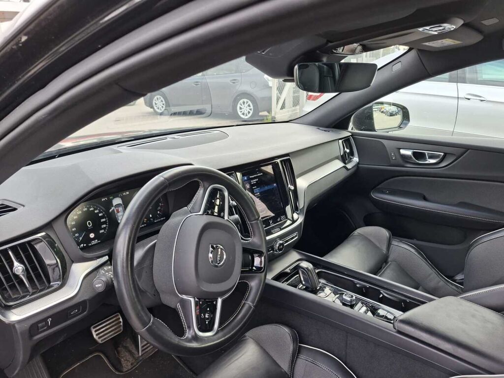 Volvo S60 2020 Musta