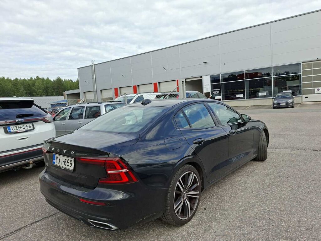 Volvo S60 2020 Musta