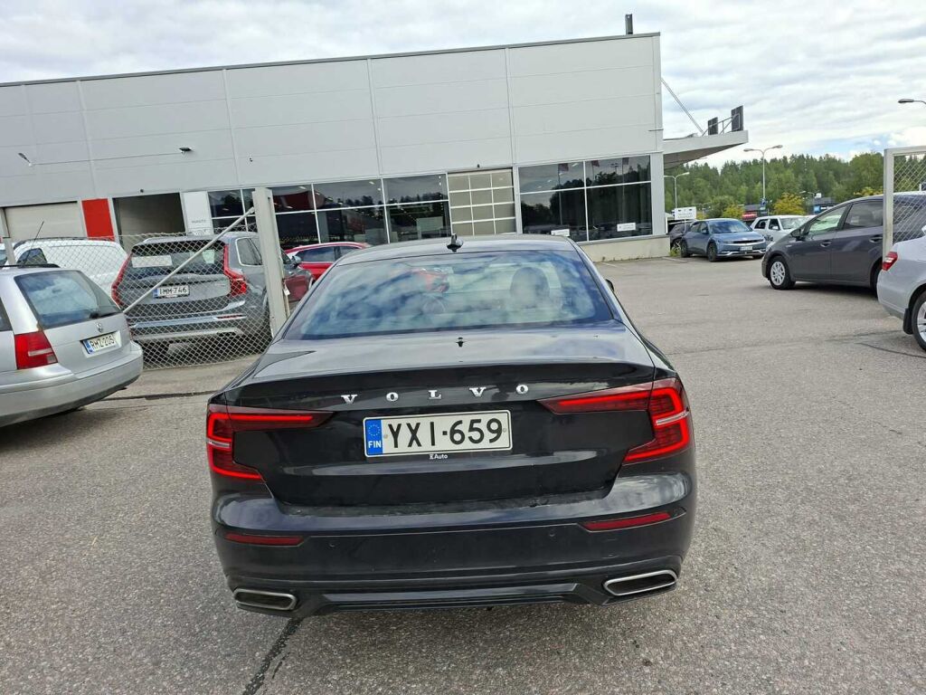 Volvo S60 2020 Musta