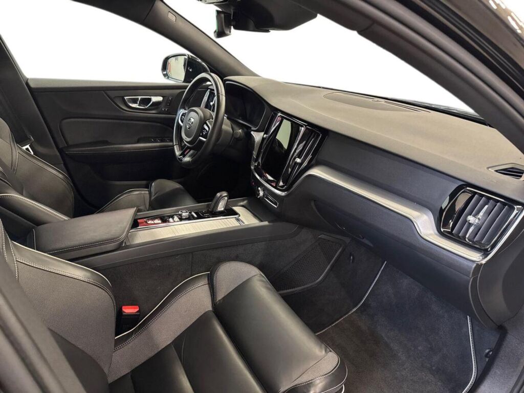 Volvo S60 2020 Musta