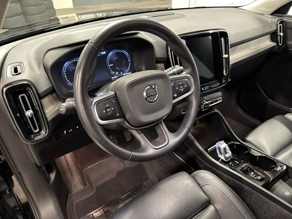 Volvo XC40 2021 Musta