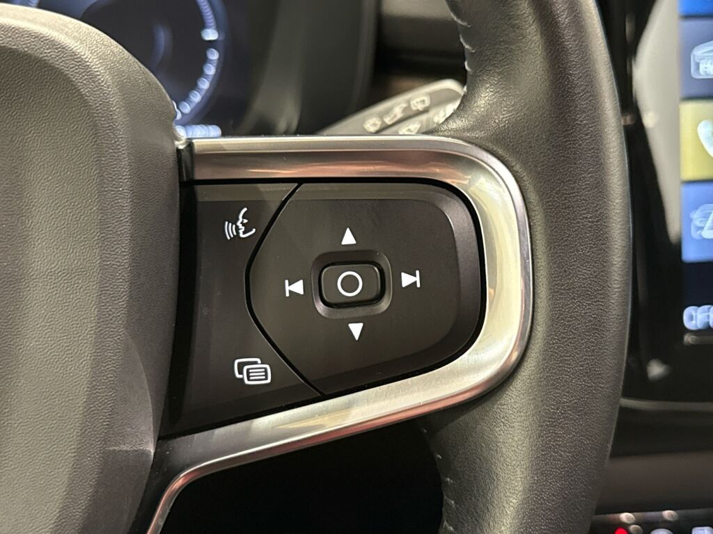 Volvo XC40 2021 Musta