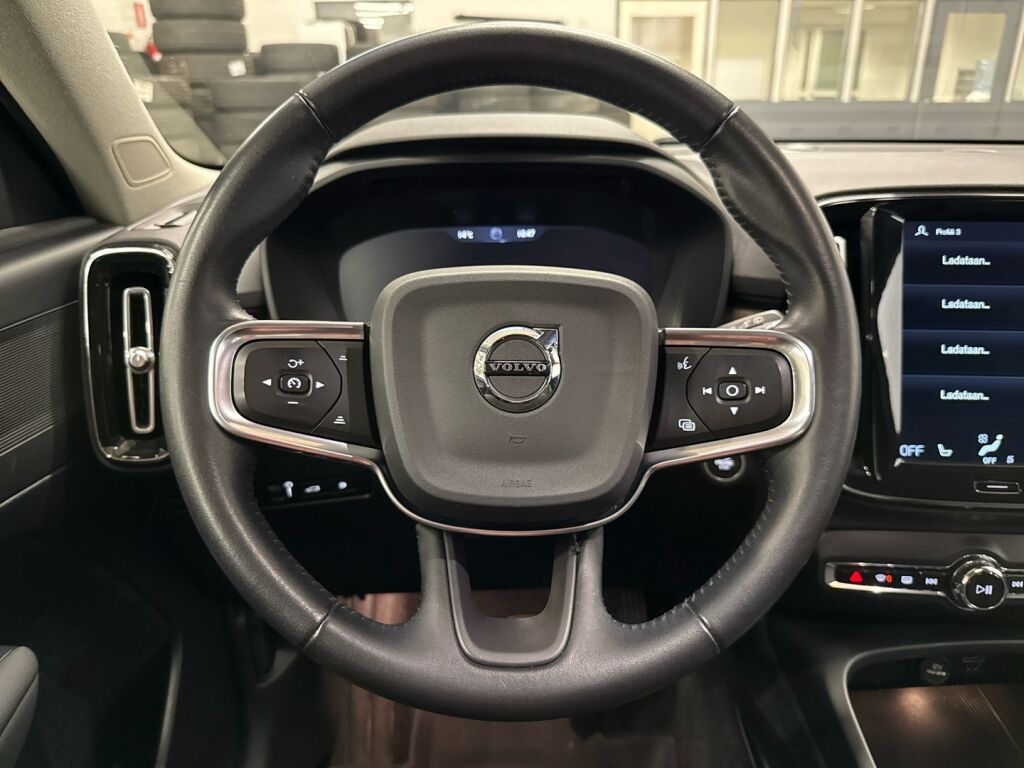 Volvo XC40 2021 Musta