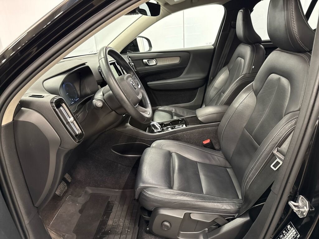 Volvo XC40 2021 Musta