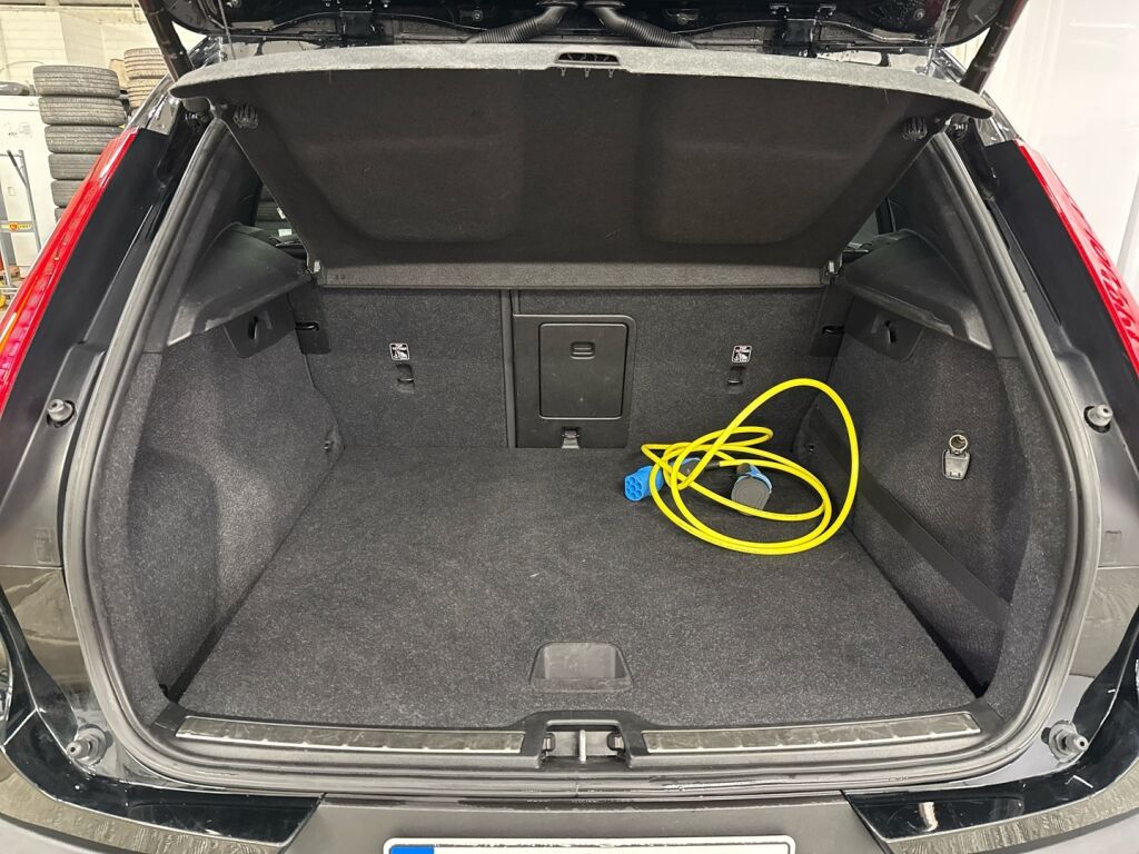 Volvo XC40 2021 Musta