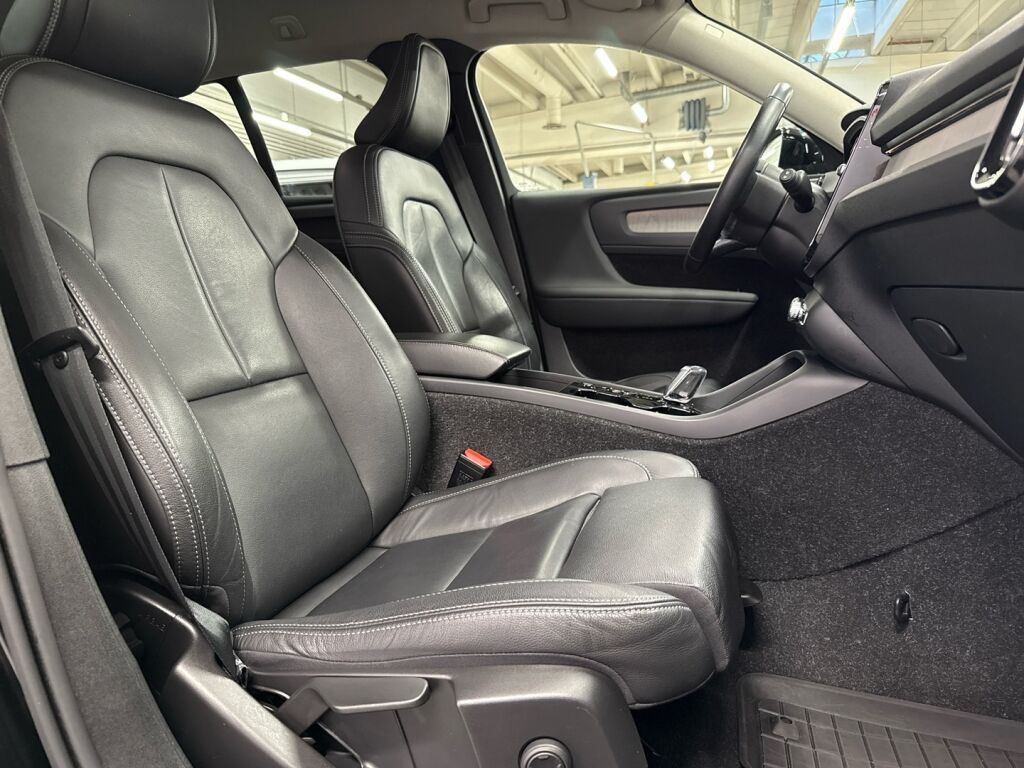 Volvo XC40 2021 Musta
