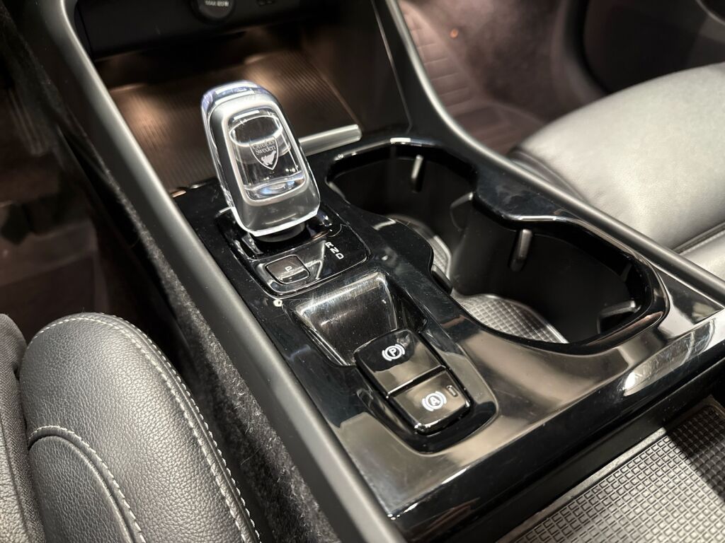 Volvo XC40 2021 Musta