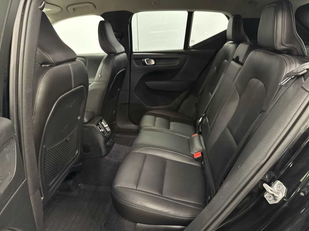 Volvo XC40 2021 Musta