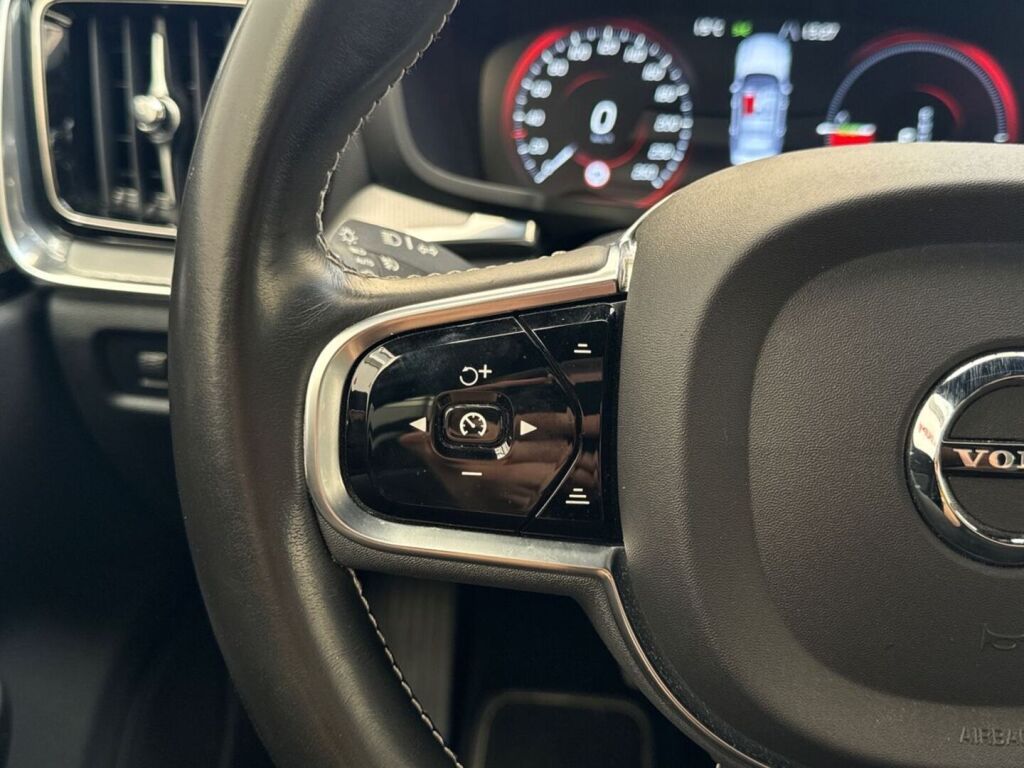 Volvo S60 2020 Musta