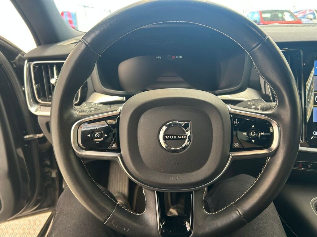 Volvo S60 2020 Musta