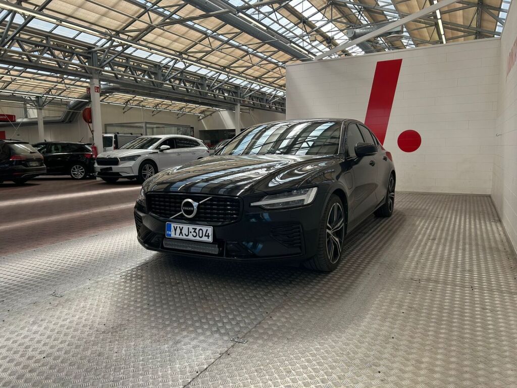 Volvo S60 2020 Musta