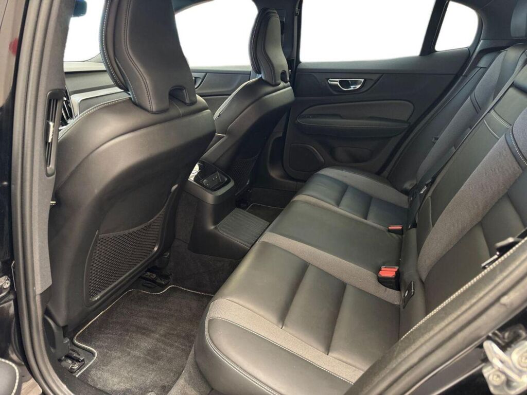 Volvo S60 2020 Musta