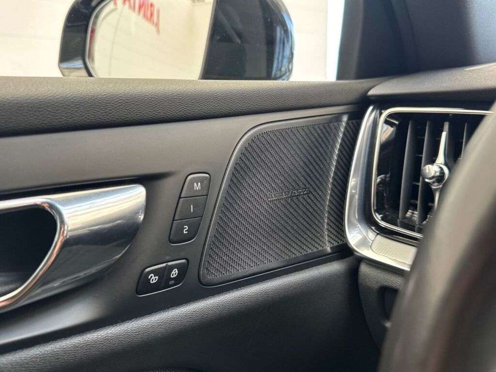 Volvo S60 2020 Musta