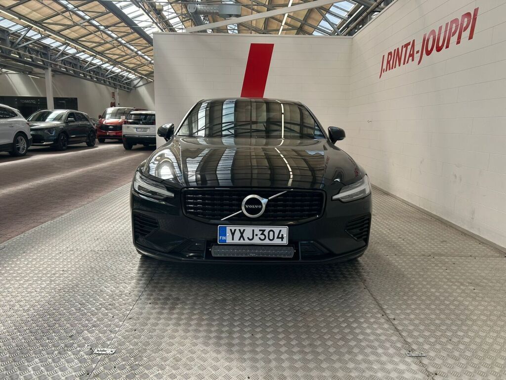 Volvo S60 2020 Musta