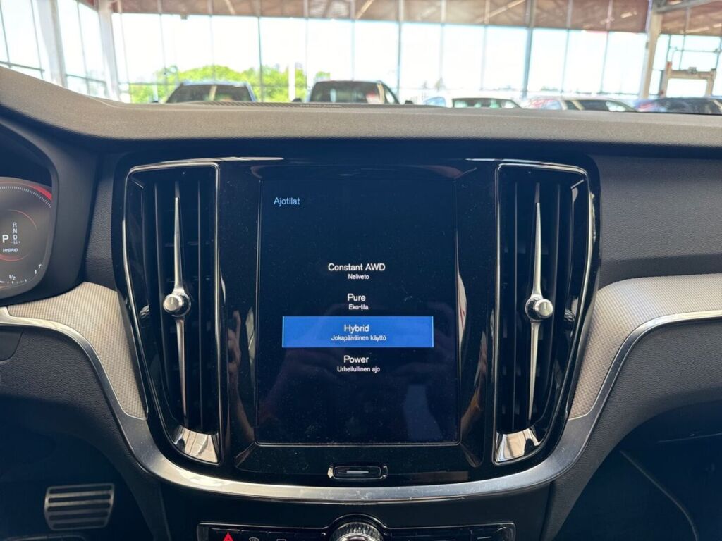 Volvo S60 2020 Musta