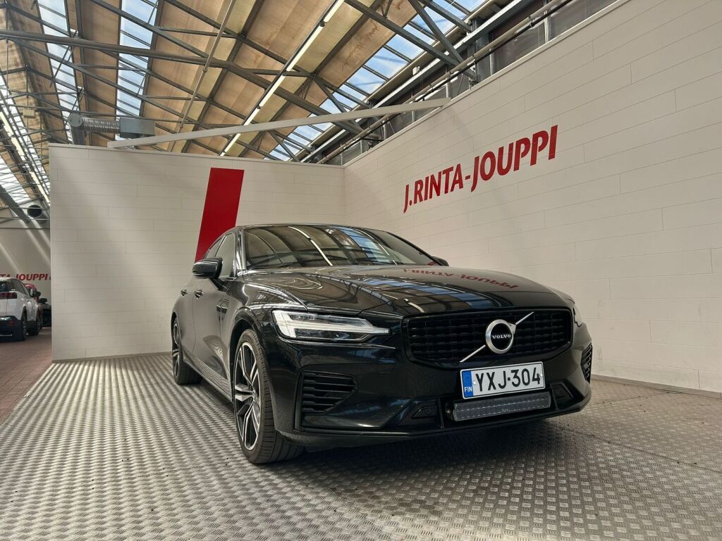 Volvo S60 2020 Musta