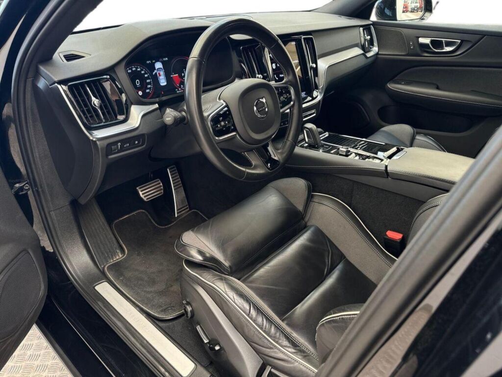 Volvo S60 2020 Musta