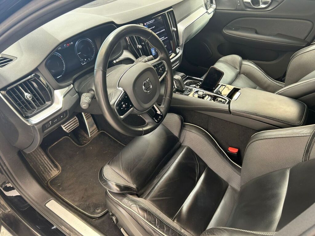 Volvo S60 2020 Musta
