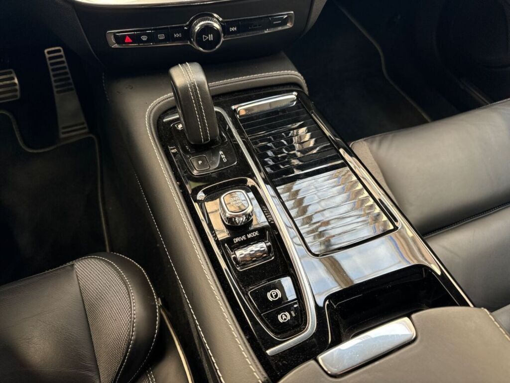 Volvo S60 2020 Musta