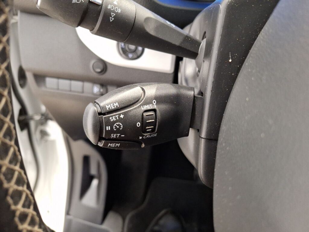 Peugeot e-Traveller 2021 Valkoinen