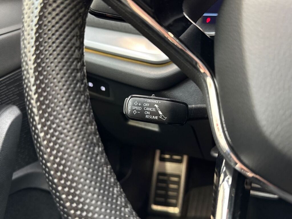 Skoda Octavia 2021 Sininen metalli / Race Blue