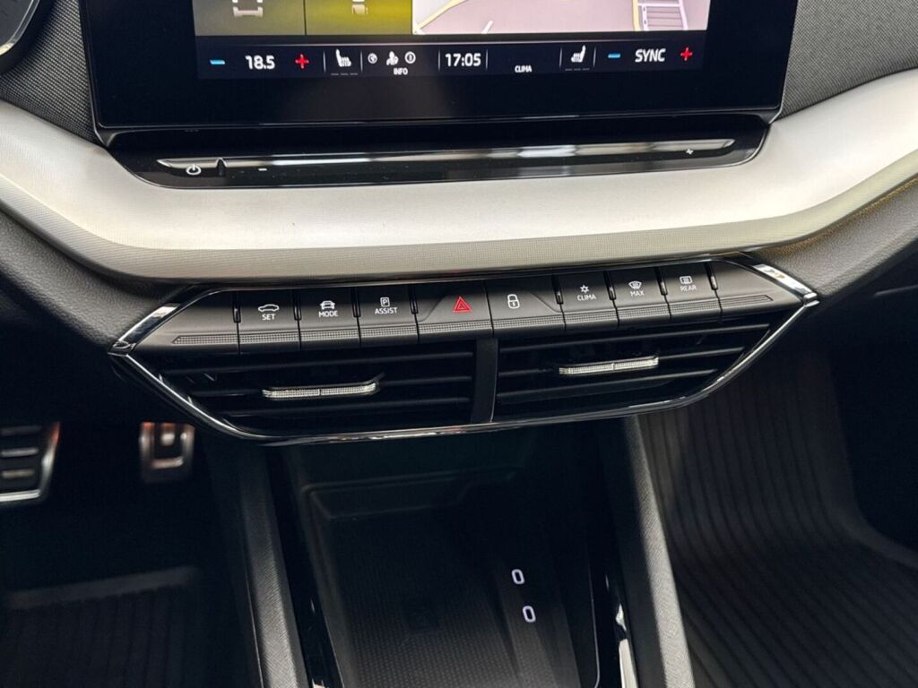 Skoda Octavia 2021 Sininen metalli / Race Blue
