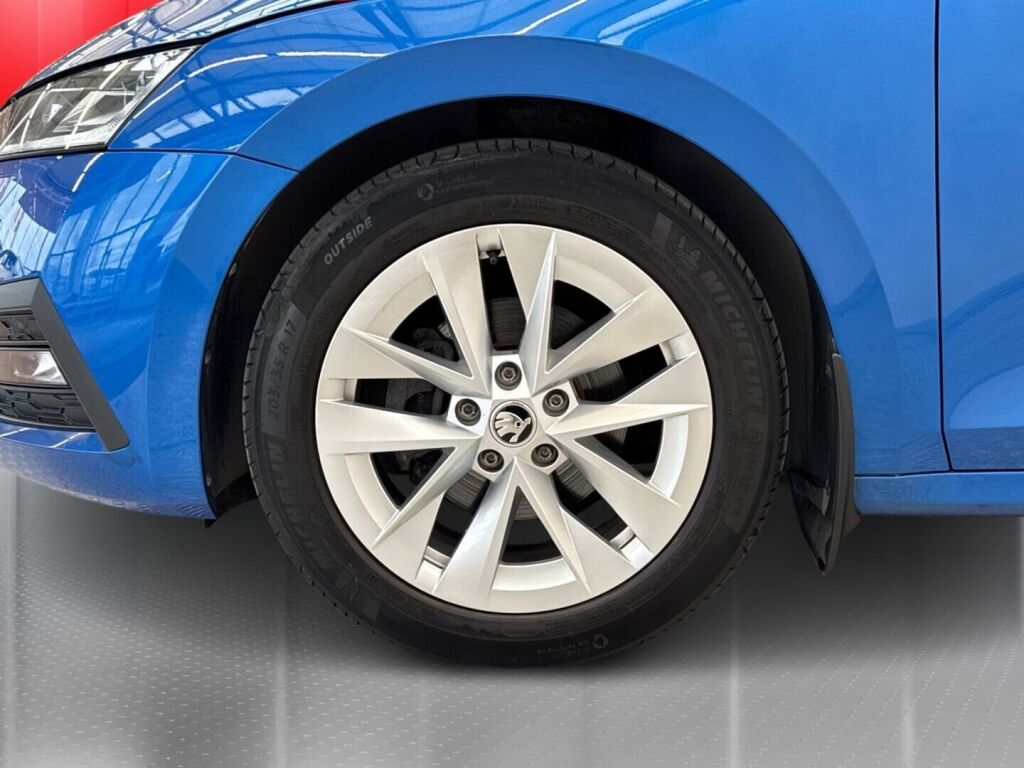 Skoda Octavia 2021 Sininen metalli / Race Blue