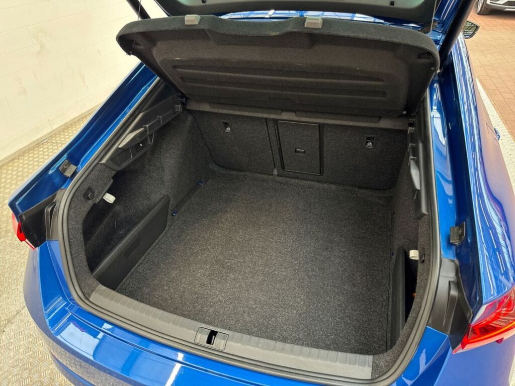 Skoda Octavia 2021 Sininen metalli / Race Blue